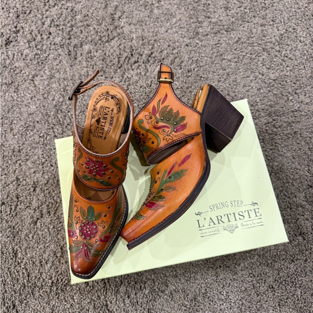 L'Artiste Women's Tan Floral Ankle Booties - Picture 2 of 3